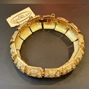 NWT DORLAN Gold Crystal Link Bracelet
Comes in black velvet box & gift ready!